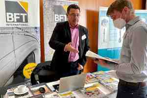  Auch die tagungsbegleitende Fachausstellung war gut besucht, wie hier der Infostand des Bauverlags mit mehreren Fachtiteln aus dem Baustoffbereich 