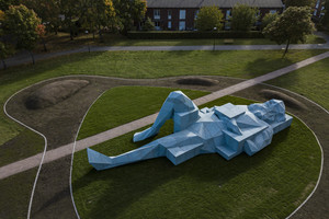  The concrete sculpture “Pelousen Jätte”, measuring 19. 0 x 8. 5 x 5.0 m has been recently installed and rests now on a lawn in Stockholm 