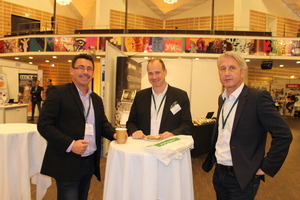  Es boten sich viele Gelegenheiten zum Netzwerken, hier Jens Maurus (BFT/re.), Topi Paananen (CEO Peikko/Mitte) und Silvio Schade (Chefredakteur BFT) 