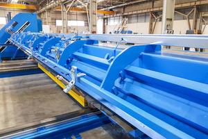  The 10 m long longitudinal bar discharge unit with two discharge gates catches the cut-to-size bars and moves them into position for automated onward transfer to the welding station  