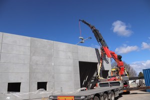  The new reinforcement fabrication facility accommodating the mesh-welding system was built using the company’s own precast elements  