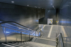  Schwarze und weiße Boden- und Fassadenplatten aus Betonwerkstein und in edler Terrazzostruktur bilden ein prägendes Element des U-Bahnhofs „Rotes Rathaus“  