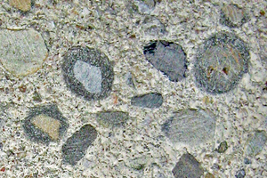  Abb. 8: Zementlinsen mit Gesteinskörnern im Zentrum 
