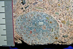  Abb. 9: Zementlinsen ohne Gesteinskörner im Zentrum 
