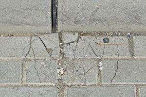 Fig. 5: Paving stone cracking and breakage directly adjacent to a movement joint  