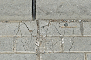  Fig. 5: Paving stone cracking and breakage directly adjacent to a movement joint  