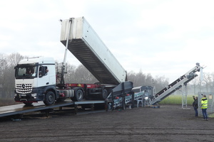  Die Annahmestation kann mittels LKW, Radlader, Bagger oder Kran beschickt werden  