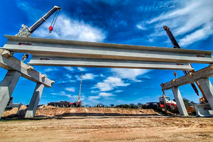  Assembly of the 25-ton beams using telescopic cranes 