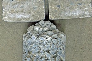  Fig. 13: Absent bond owing to insufficient compaction and “thirsting” of the cement paste of the foundation concrete 