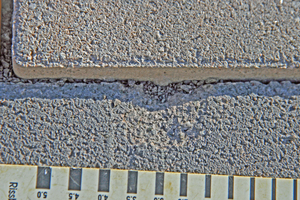  Abb. 19: Kantenschäden an den Pflastersteinen der Rinne aufgrund „knirsch“ verlegter Pflastersteine 