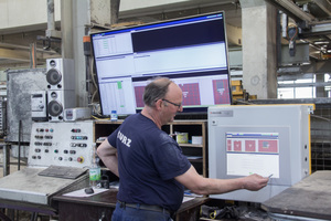  Final inspection at the lifting station: In this case, the television is used as the UniCAM monitor, while the touch panel displays the checklist  