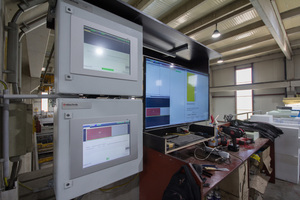  An almost cinematic experience: Two touch screens and one large screen are installed at the insulation workstation 