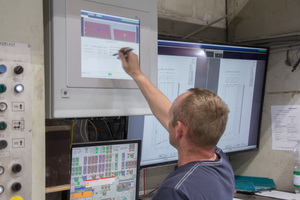  Shop-floor operatives use a checklist superimposed on the touch panel to confirm that all work steps have been carried out properly 