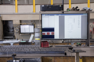  At each workstation, a large screen is mounted that automatically displays the elements of the current pallet 