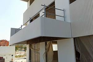  Fig. 4: White balcony front panel and terraces of untreated concrete with a striped texture  