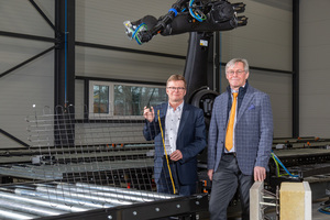  Prof. Tilo Heimbold (left) and Prof. Klaus Holschemacher with a carbon reinforcing mesh with integrated AS-Interface cable at the carbon-reinforced concrete pilot facility of HTWK Leipzig  
