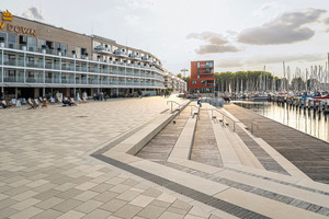  Als großer Sitz- und Ruheplatz entstand entlang des Hafenbeckens eine ausladend große Freitreppe mit Holzdecks  