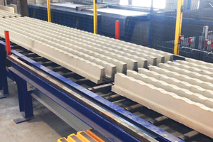  After a 180° turnaround, the prestressed concrete beams lie on a chain conveyor for further transport 