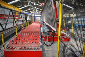  The prestressed concrete beams are set down in parallel on the supporting frame of a Vario Turn turning device, which is equipped with a special guiding system 