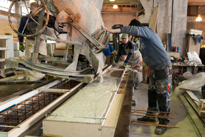  Für die Gesimsverblendung wurde Weißbeton verwendet  