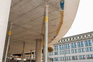  The curvature of the floor slab edges differs from floor to floor so that they stretch out to form cantilevered balcony areas. This is where Isokorb elements were used to thermally decouple these “cold components” from the building 