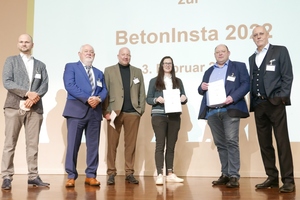  Christoph Bock (von links), Frank Pawlik, Sebastian Fink und Marco Götze (rechts),  überreichen die RAL-Urkunden an Anja Bräuning, Fa. Stromberg GmbH, Duisburg und Michael Berning, Fa. Baugesellschaft Zabel GmbH, Castrop-Rauxel 