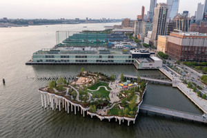  Drohnenaufnahme der Insel mit Blick flussaufwärts, rechts am Bildrand Manhattan 