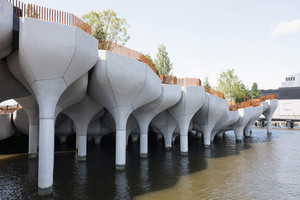  The 132 precast concrete tulips consist of piles driven into the riverbed, a node and four pentagonal petals cast onto them  