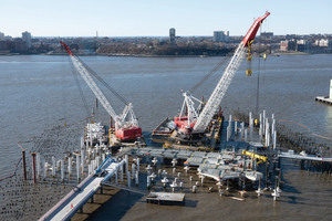  <div class="bildtext_en">Driving the 267 prestressed concrete piles into the riverbed </div> 