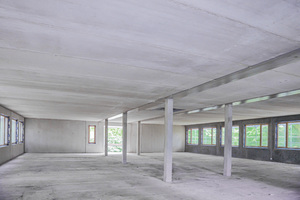  <div class="bildtext_en">Slim-floor constructions with undisturbed soffits allow simple conduits in the construction stage and in case of later changes in use. The hallway with short spans was also covered with Brespa floor slabs as part of an optimized process on the construction site.</div> 