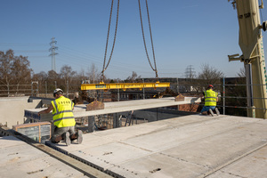  Floor slab installation at the School Buildings in Max-Eichholz-Ring School, Hamburg: By using Brespa floor slabs, elaborate shuttering, reinforcing and concreting works are eliminated on the construction site 