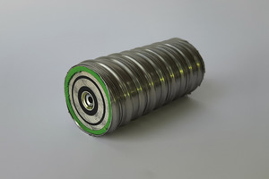  Adapter individueller Form verschraubt mit geeignetem Magneten zur Fixierung von Rohren hergestellt im MEX-Verfahren aus der additiven Fertigung 