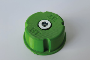  Adapter für E-Dosen verschraubt mit geeignetem Magneten zur Fixierung von Leerdosen, hergestellt im MEX-Verfahren aus der additiven Fertigung 