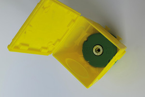  Adapter individueller Form verschraubt mit geeignetem Magneten zur Fixierung von Leerdosen 