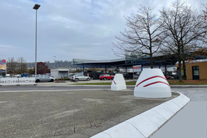  <div class="bildtext_en">The surfacing of the parking zone for trucks was implemented in concrete – the flat curbstones for the traffic islands were simply glued on</div> 