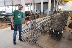 <div class="bildtext_en">Diogo Emmendoerfer, Technical Director of Antares, presents the reinforcement spacers from the company’s own production, made of concrete</div> 