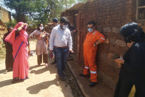  <div class="bildtext_en">Site inspection of the local conditions in the Jhansi region</div> 