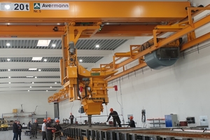  Crane-couplable concrete distributor at two-girder overhead crane 