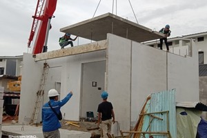  <div class="bildtext_en">The installation of the prefabricated concrete elements is completed on-site with little noise, waste and personnel needed</div> 