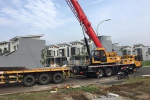  <div class="bildtext_en">Construction time is shortened enormously by building with prefabricated elements that are installed on site using cranes and qualified staff </div> 