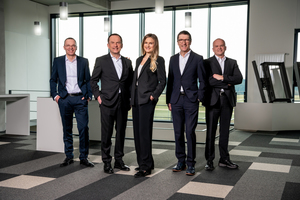  Change in the company management: Hermann Weckenmann (2nd from right) retires from the management; with Greta Weckenmann (center) the third generation of entrepreneurs joins the company 
