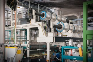  Abb.: Multiaxial-Kettenwirkmaschine, die technologische Basis zur Herstellung textiler Carbonbewehrungen 