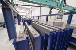  Die Quer- und Längsschalungsprofile werden auf der Smart Set Roboterlinie CAD/CAM-gesteuert im so genannten Windmühlenprinzip positioniert 