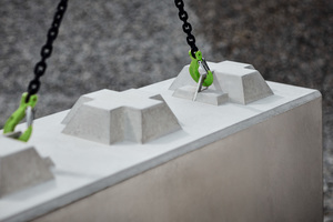  Chain sling attached to the SwissLoop high-performance anchor solidly embedded in concrete 