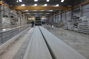  Fertigungsbahn von 1,2 m, auf der mit dem Extruder X-Liner gleichzeitig zwei 60 cm breite Spannbetonfertigdecken produziert werden  