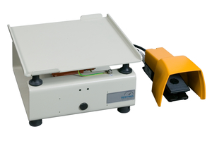  <div class="bildtext_en">Fig. 3: Mobile standard-frequency standard vibrating table, 3,000 rpm, with footswitch </div> 