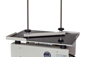  <div class="bildtext_en">Fig. 5: High-frequency vibrating table, 6,000 rpm, with timer and clamping device</div> 