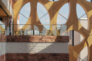  View into the atrium entrance – the mountain character can be clearly recognized. Some precast concrete friezes designed by Iris van Herpen can also be seen in the picture 