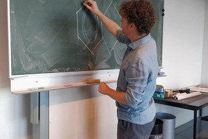  <div class="bildtext">Projektleiter Frank Beelen erläutert im Rotterdamer Büro das Fassadenprinzip </div> 