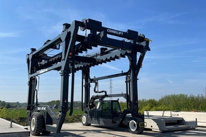  <div class="bildtext_en">The Combilift gantry crane has been customized to the company’s needs </div> 